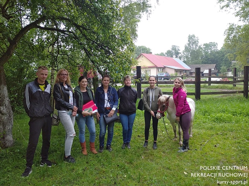 Absolwenci kursu instruktora jazdy konnej i hipoterapii w Dzikowcu koło Rzeszowa
